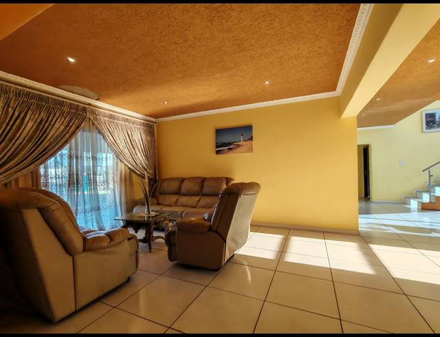 6 BEDROOM HOUSE FOR SALE IN THREE RIVERS EAST
